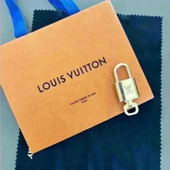 Louis Vuitton lock and key- 300 series number I have 12 different #s comes  bag - Picture 3 of 6